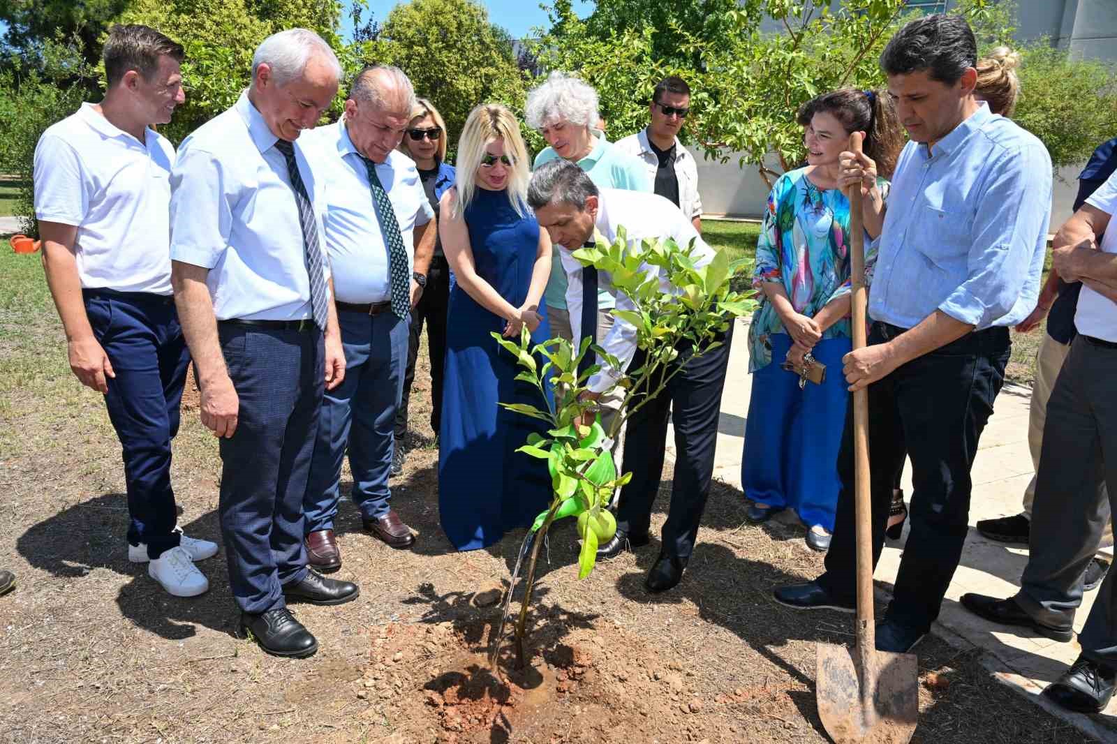 Antalya'da 253 Şehit anısına 253 fidan toprakla buluşturuldu.