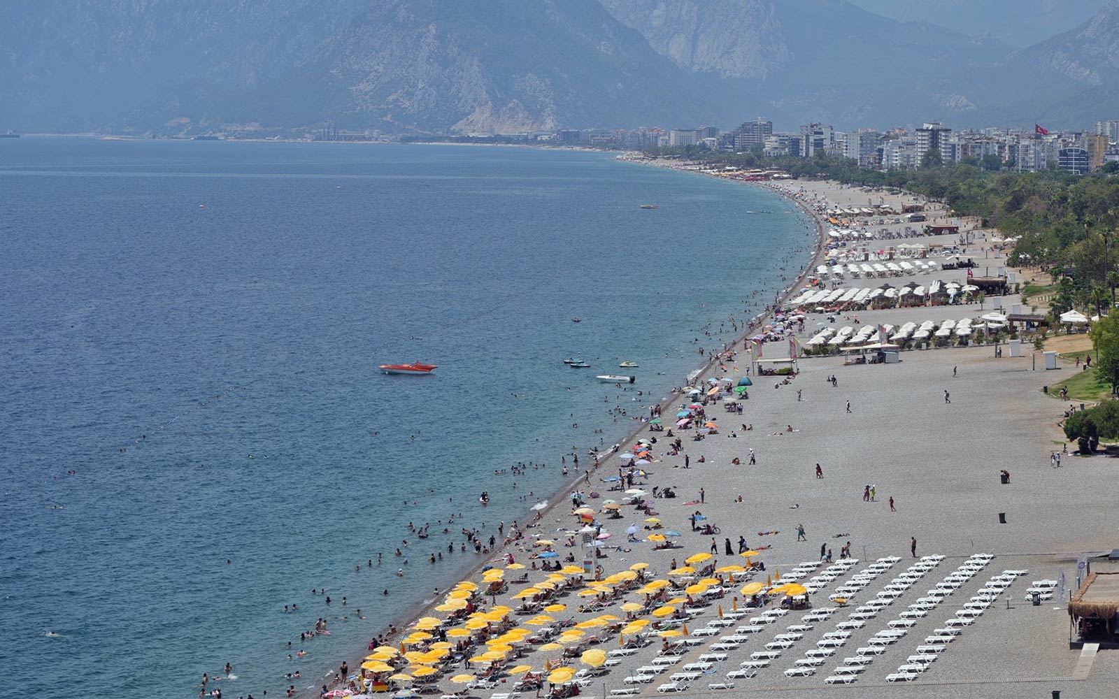 Antalya'da Sıcaktan ve Nemden Bunalanlar Soluğu Konyaaltı Sahili'nde Aldı