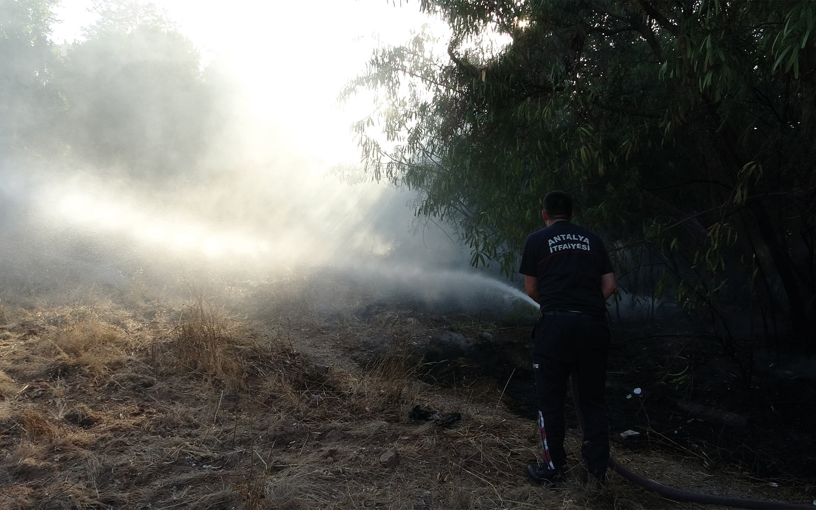 Antalya'da Ağaçlık Alanda Yangın Büyümeden Söndürüldü 