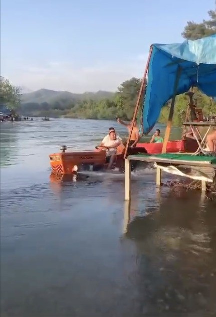 Görenler tekne sanıyor, traktör olduğunu anlayıca şok oluyor.