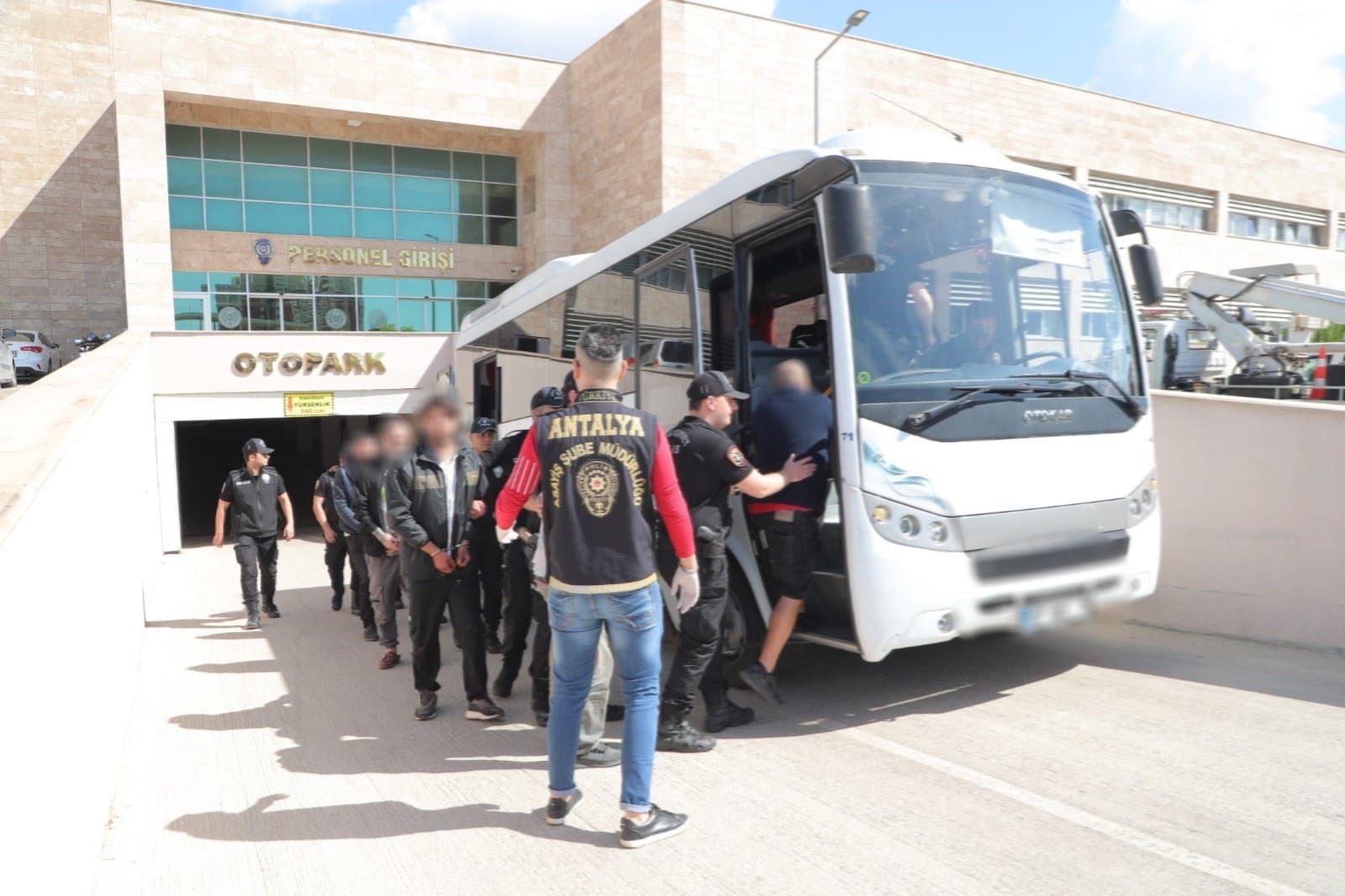 Antalya Emniyet Müdürlüğü'nün yapmış olduğu operasyonda 135 aranan şahıs yakalanarak adli makamlara sevk edildi. 