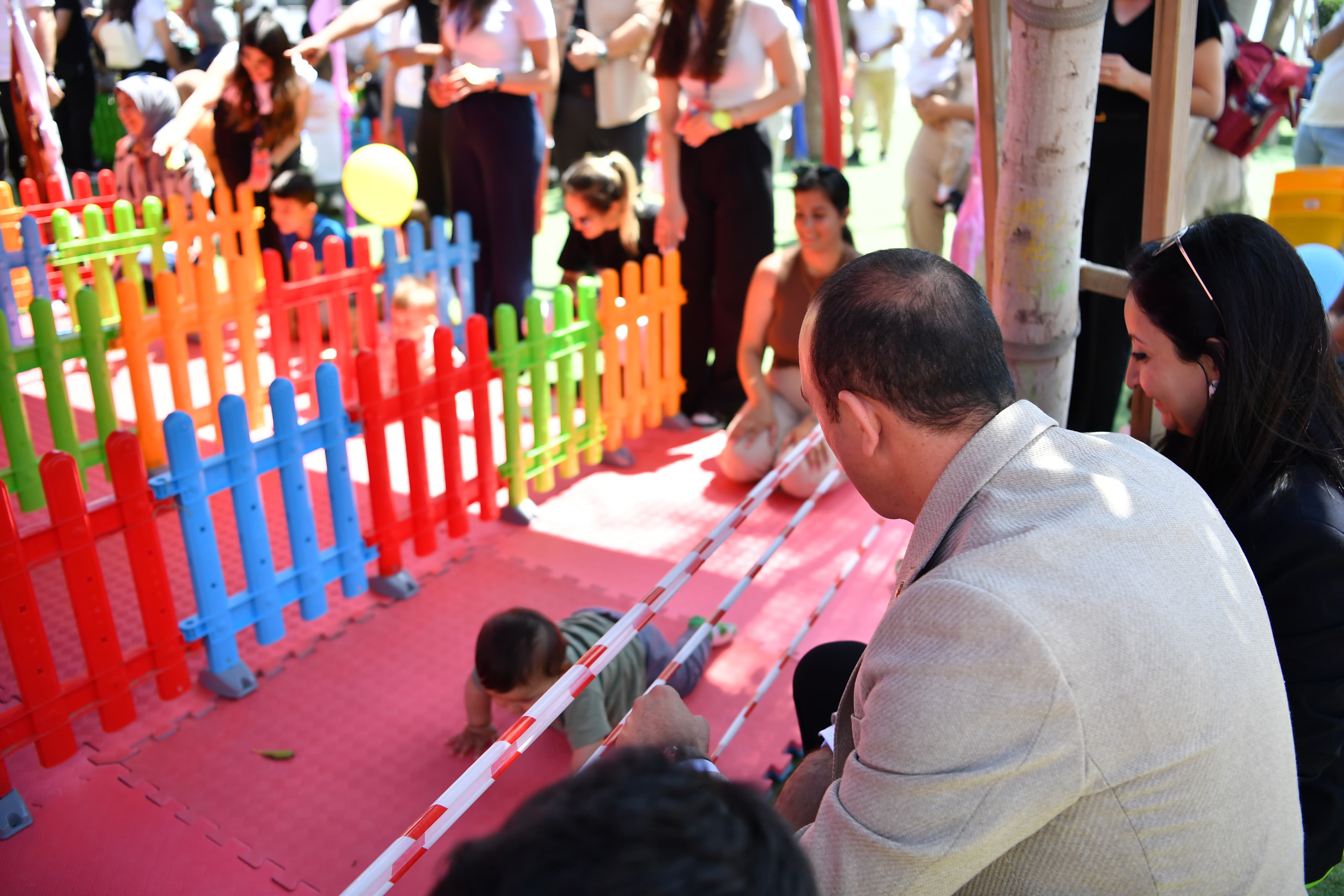 Babalarla Bebek Bezi Bağlama Yarışmasında renkli görüntüler ortaya çıktı.