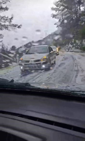 Antalyanın Alanya ilçesinde   dolu yağışı yayla yolunu beyaza bürüdü