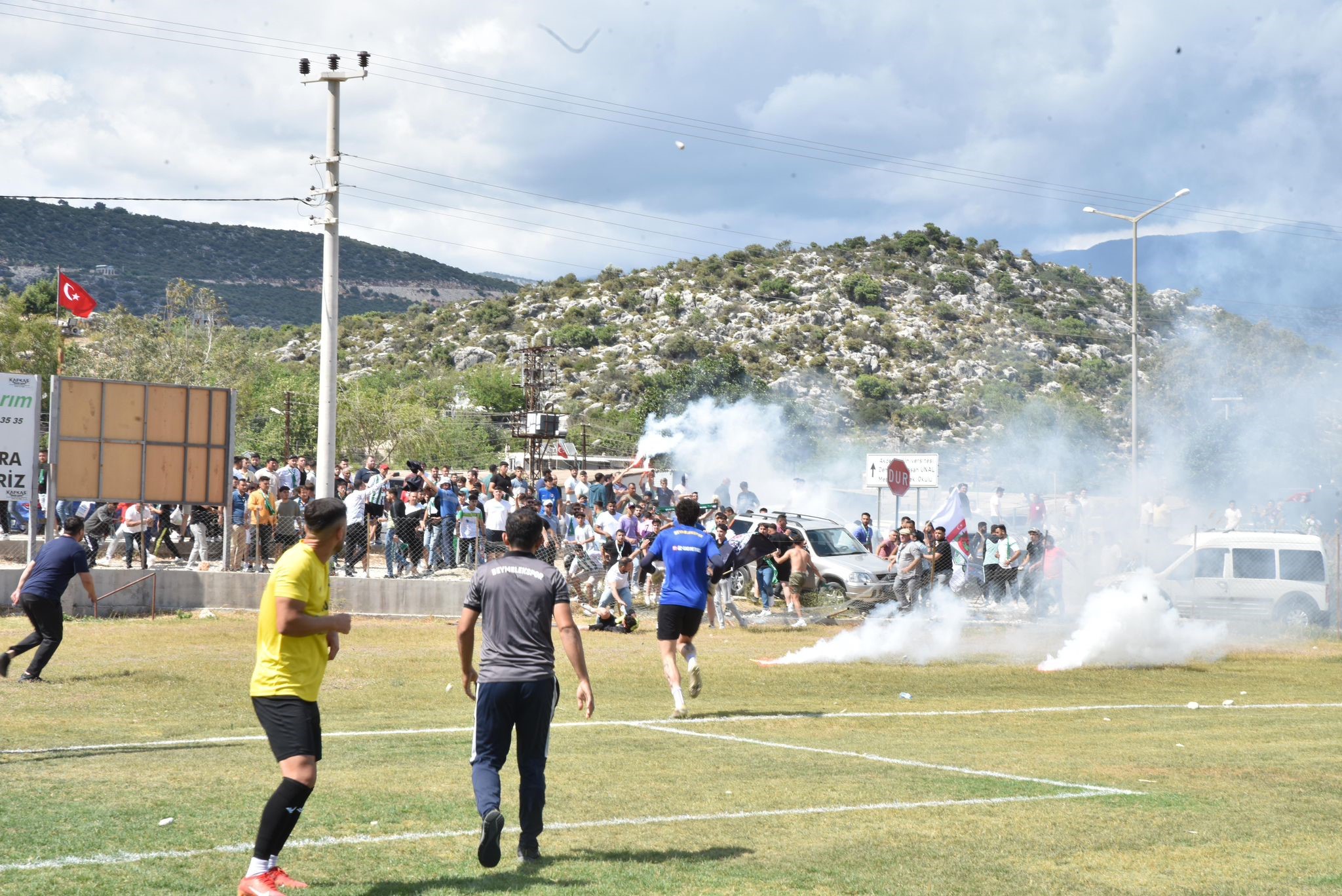 Beymelek Belediye Spor - Kaş Kınık Spor maçında taşlar ve sopalar havada uçuştu