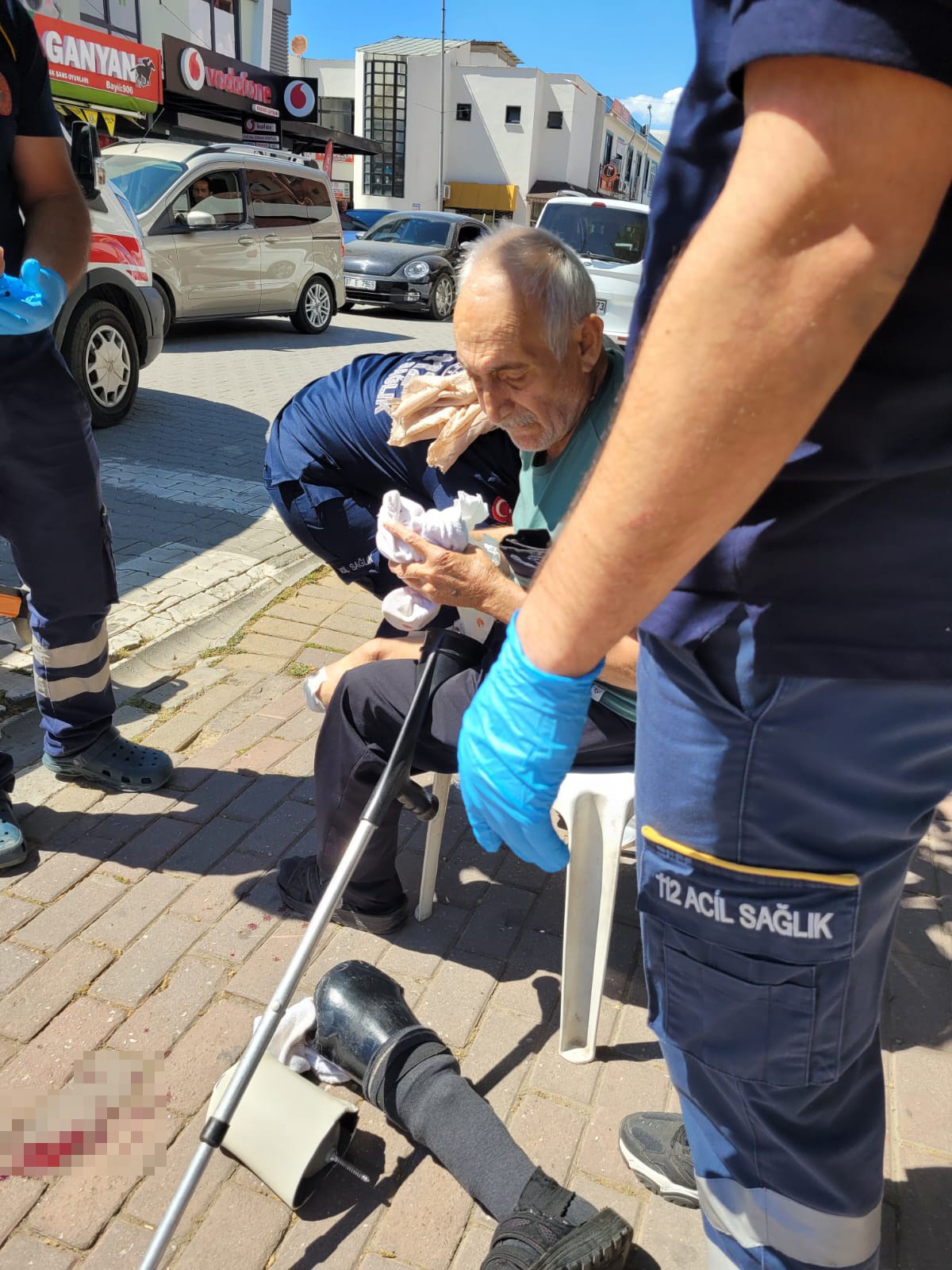 Gazipaşa'da sokakta yürürken protez bacağı çıkan yaşlı adam, protezdeki metalin bacağını kesmesi sonucu yaralandı