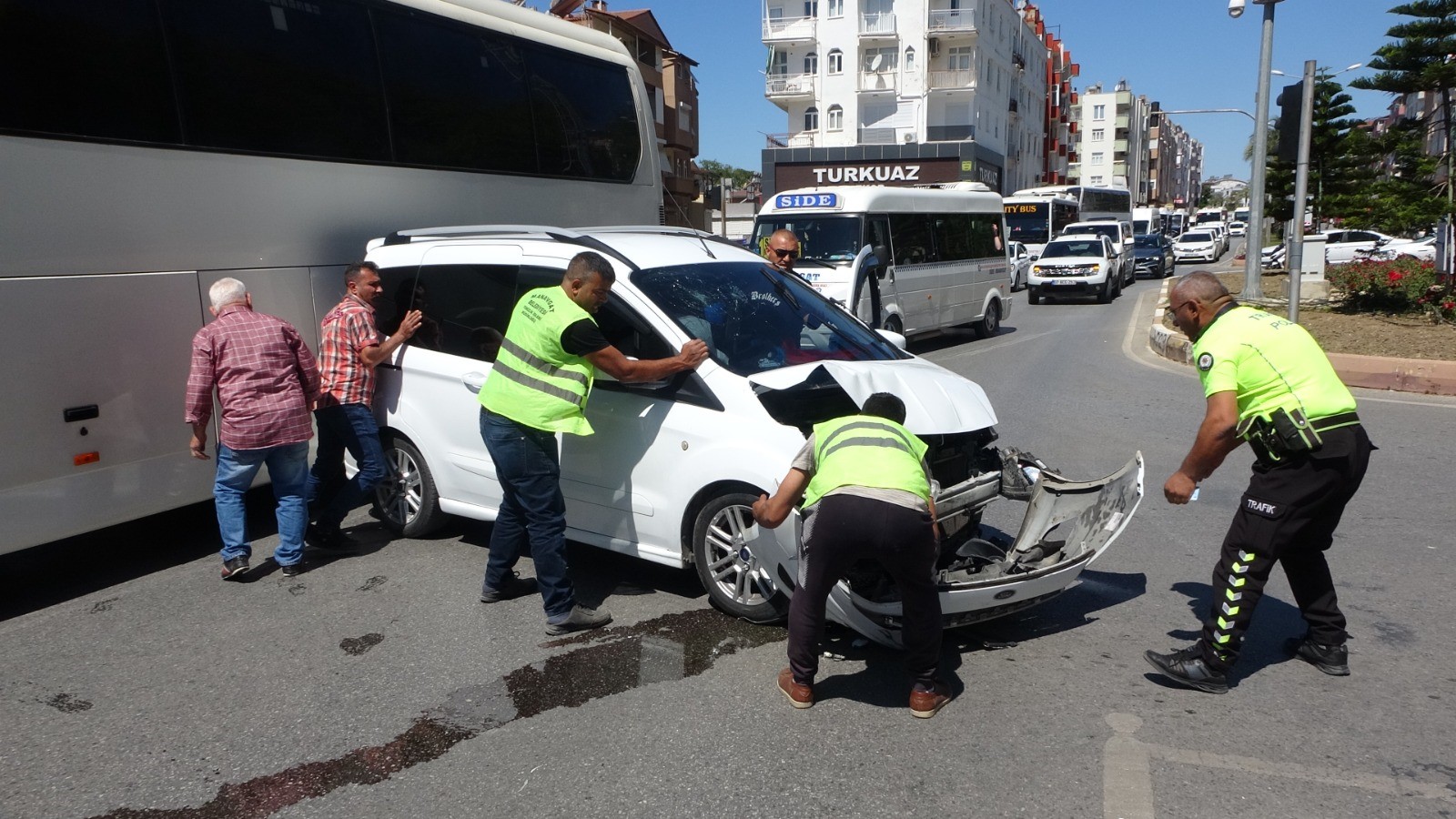 Kırmızı ışıkta geçen araç kaza yaptı:araç sürücüsü yaralandı