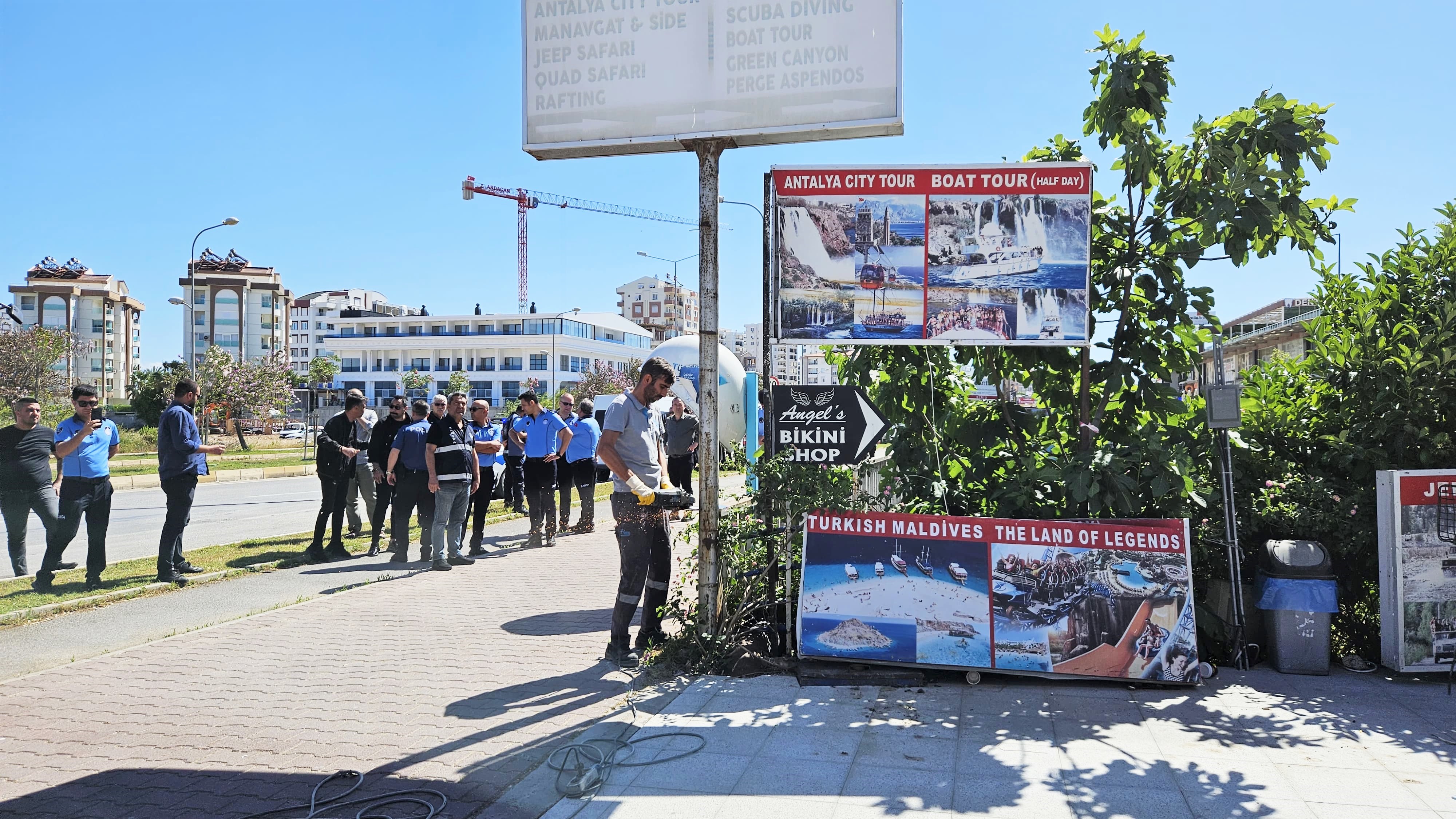 Kundu ve Kemerağzı bölgesinde görüntü kirliliği oluşturan yapı işgalleri kaldırılıyor.