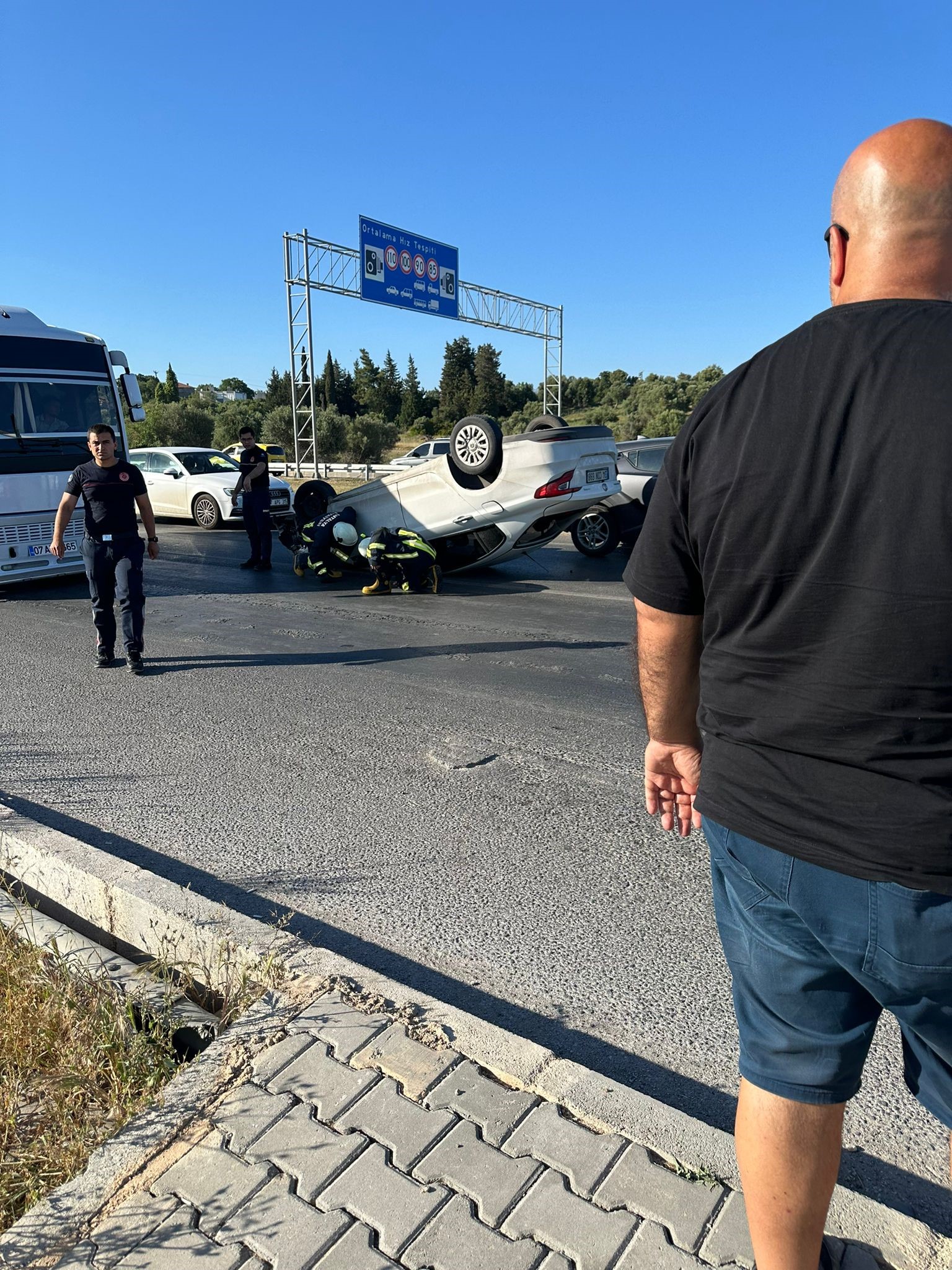  Manavgat ilçesinde lastiğinin patlaması sonucu önündeki araca çarparak devrilen otomobildeki 2 kişi yaralandı. 