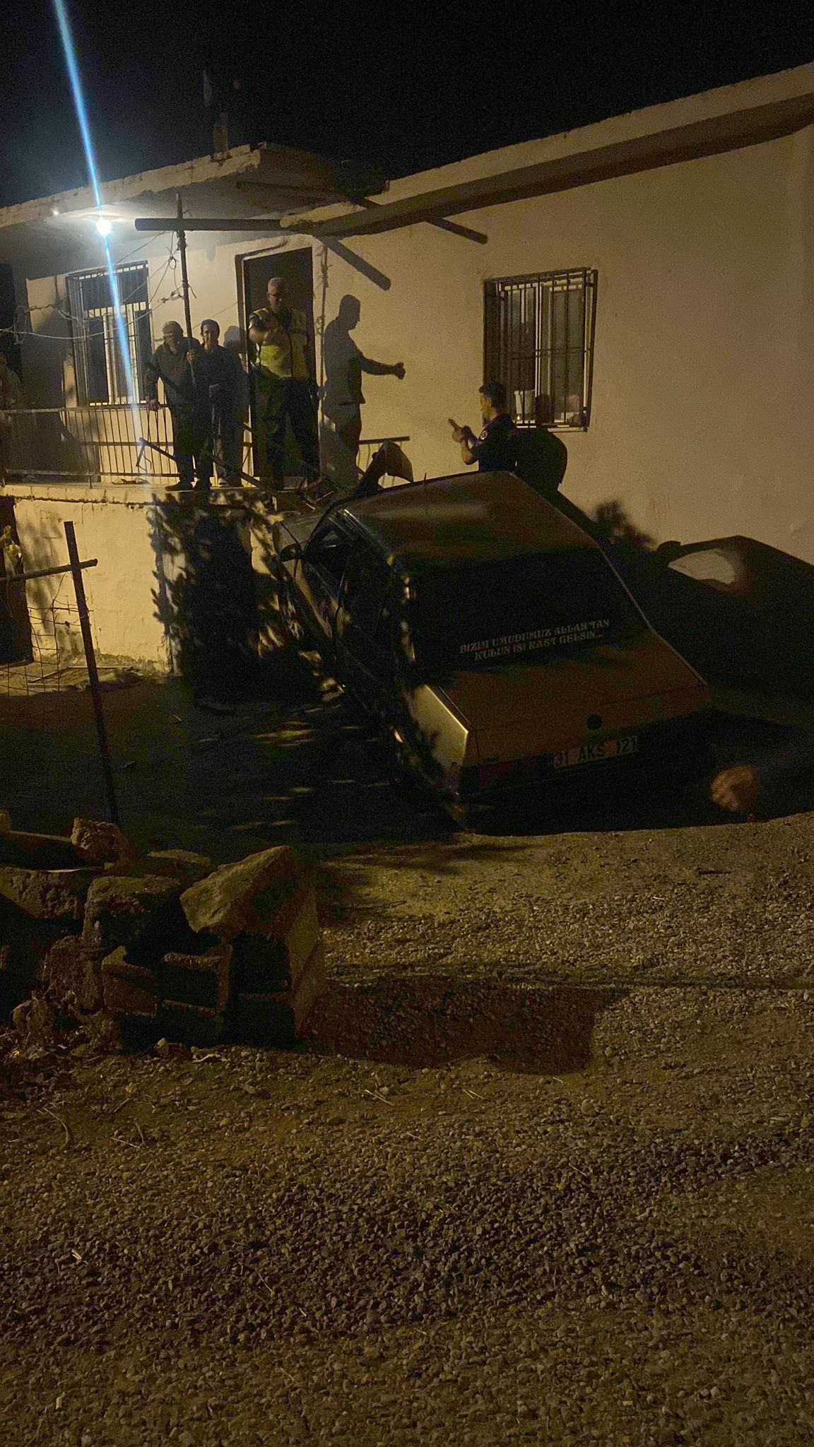 Manavgat'da kontrolden çıkan sürücü binaya çarptı.