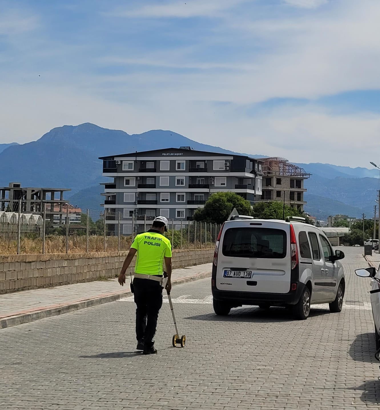 Gazipaşa'da ticari araç ile motosikletin çarpıştığı kazada motosiklet sürücüsü ve arkadaşı yaralandı. 