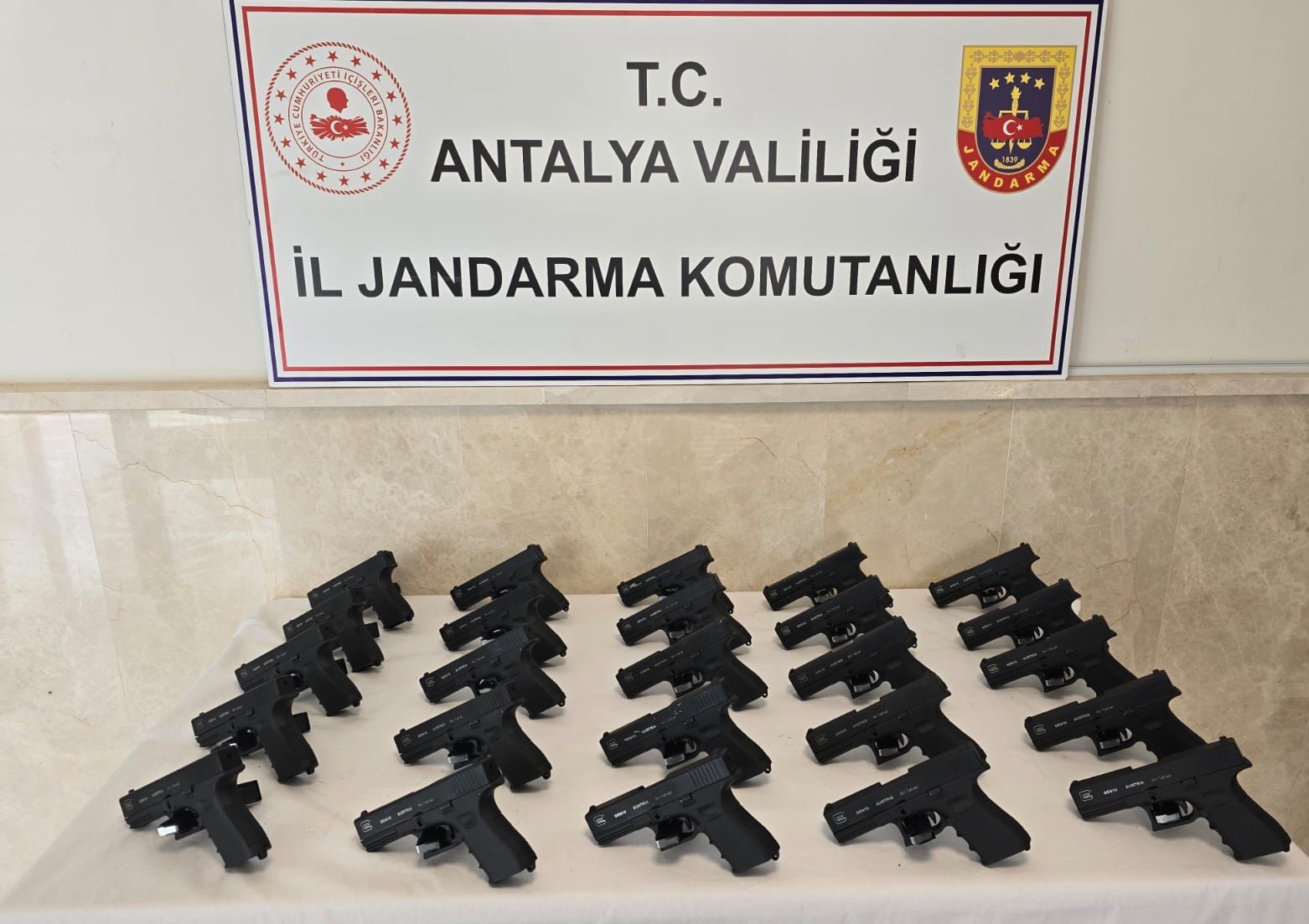 Antalya'da ruhsatsız tabanca operasyonu: 3 gözaltı