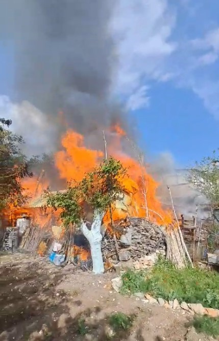 Antalya’da iki yayla evi alev topuna döndü