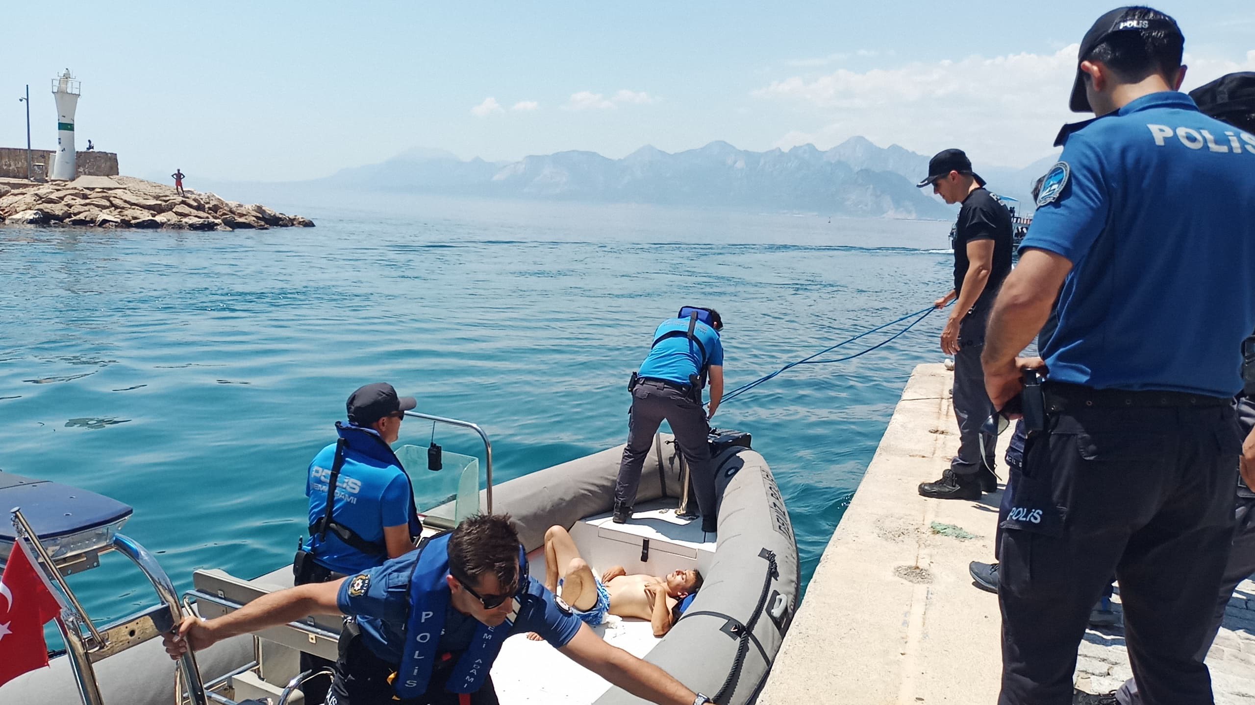 Antalya Düden Şelalesin'de Kayaklıklardan Düşen Genci Deniz Polisi Kurtardı