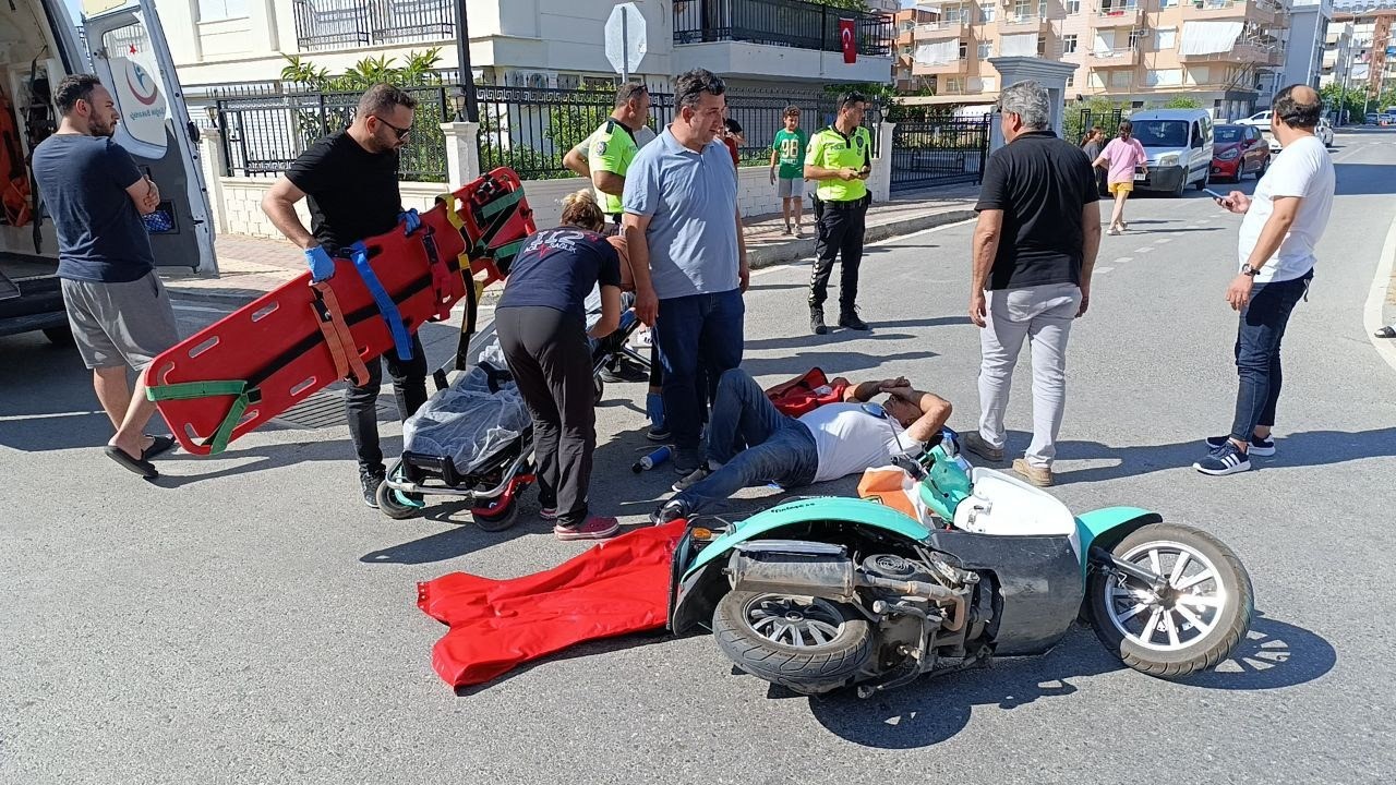 Antalyanın Manavgat İlçesindeki Trafik Kazasında Motorlu Sürücüye Buzlu Tedavi