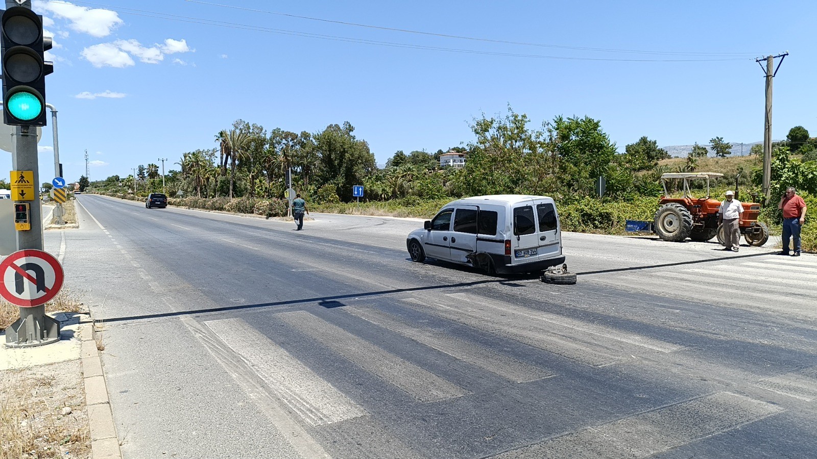  Hızını Alamayan Turizm Aracı, Kırmızı Işıkta Bekleyen Araca Çarptı