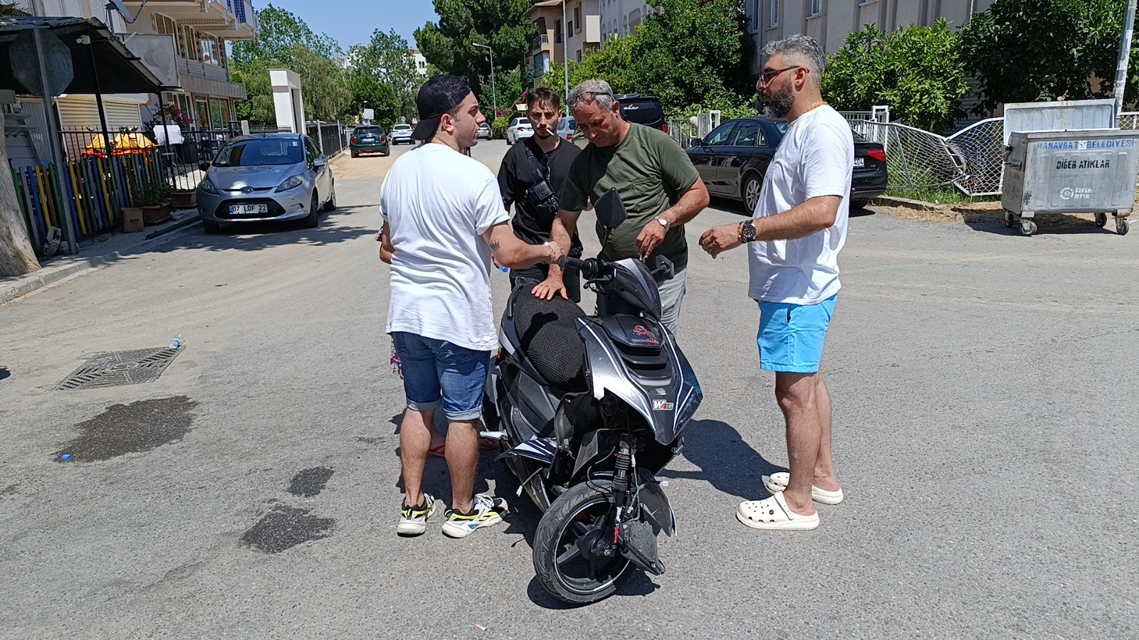 Antalya Manavgat’ta ‘DUR’ Tabelasını Dikkate Almayan Motosiklet Sürücüsü Otomobile Çarptı.