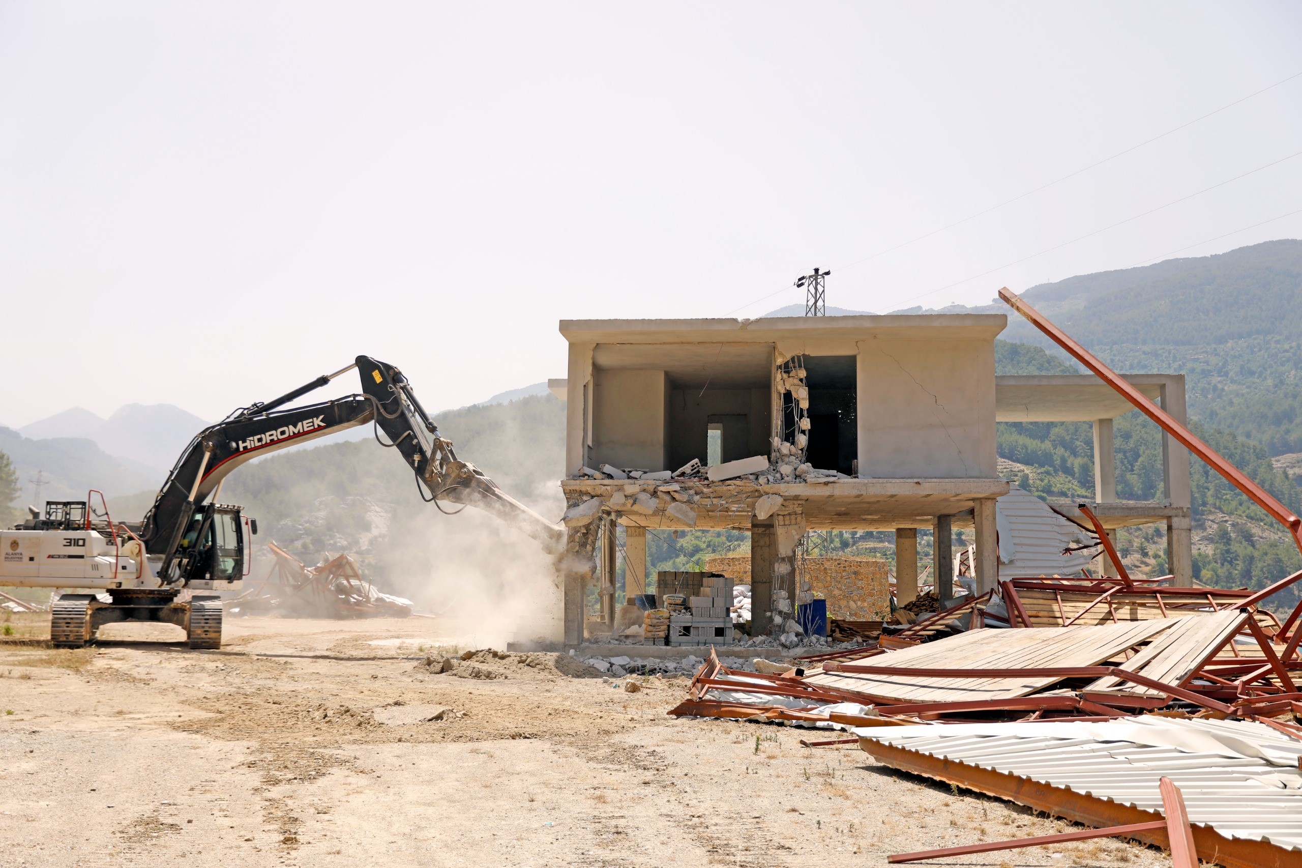 Antalya Alanya'da Ruhsatsız 34 Çardak ve Betonarme İnşaat YAıkıldı 