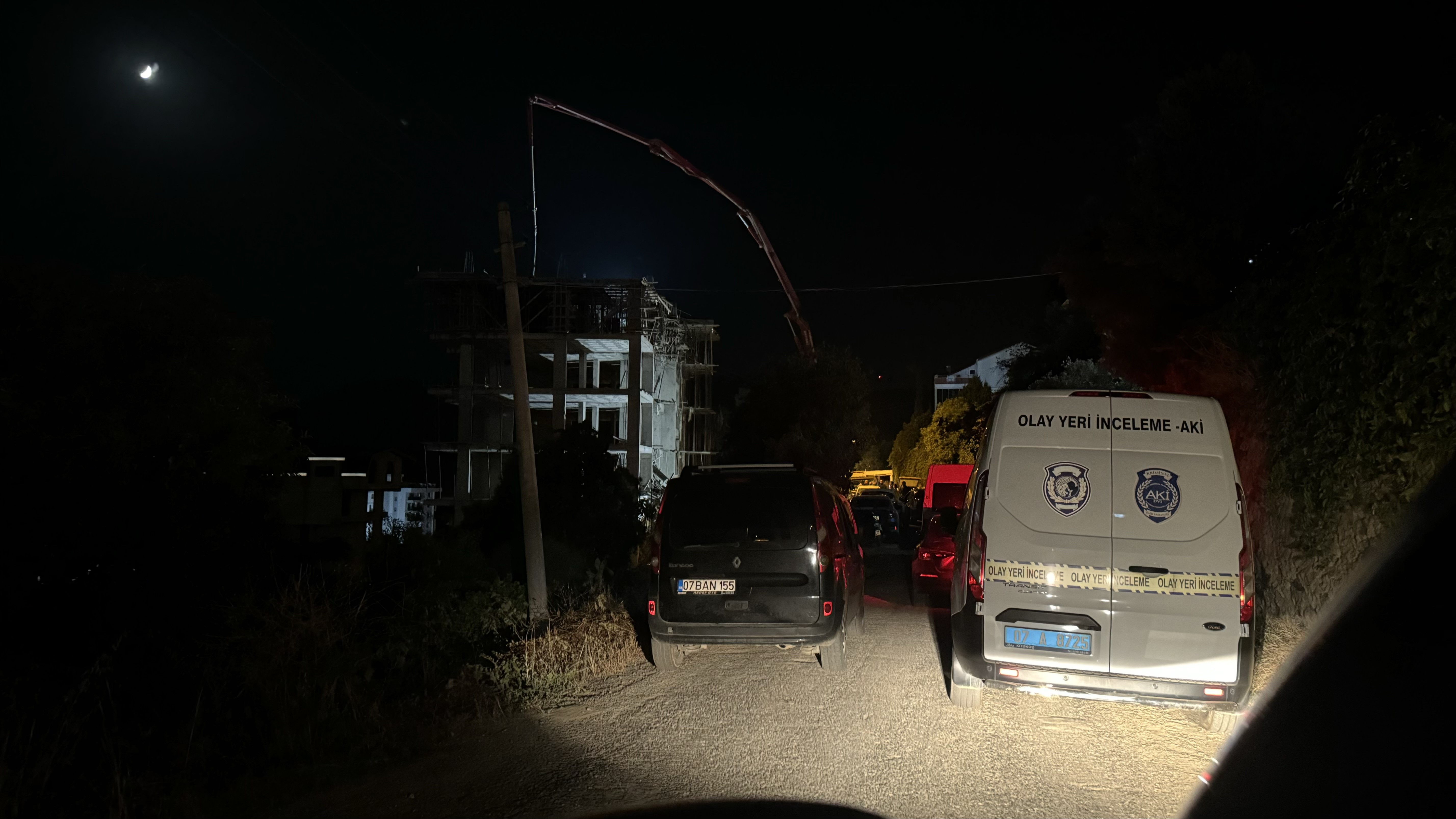  Antalya’nın Gazipaşa İlçesinde İnşaatta Beton Dökerken 4’üncü Kattan Düşen İnşaat İşçisi Ağır Yaralandı. 