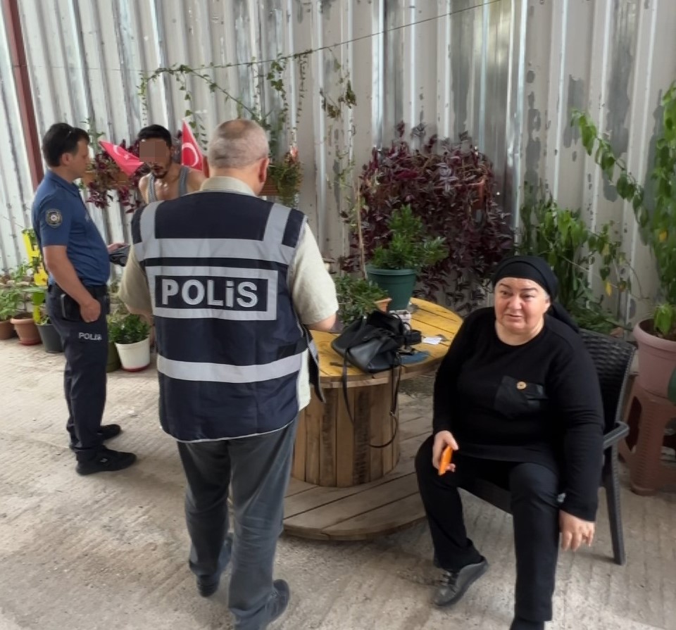 Antalya’nın Serik İlçesinde Fotoğrafçılıkla Uğraşan Kadının Çantasından Para Çalarken Yakalandı