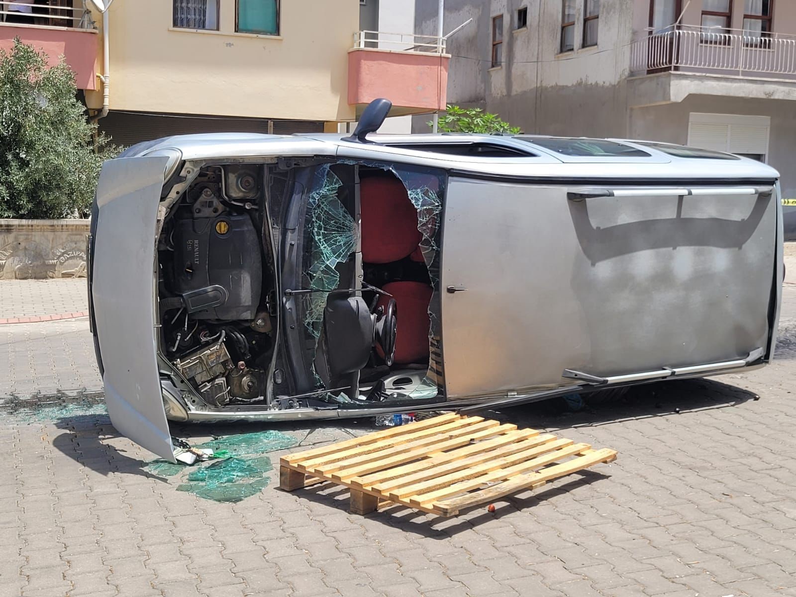 Antalya'nın Gazipaşa ilçesinde  Otomobille Hafif Ticari Araç Çarpıştı : 1 Yaralı