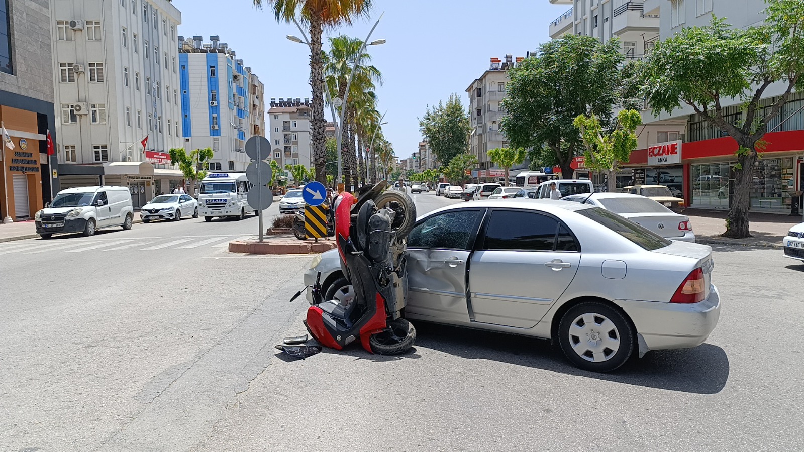 Antalya Manavgatta Otomobile Çarpan Motosiklette Bulunan 2 Kişi Yaralandı