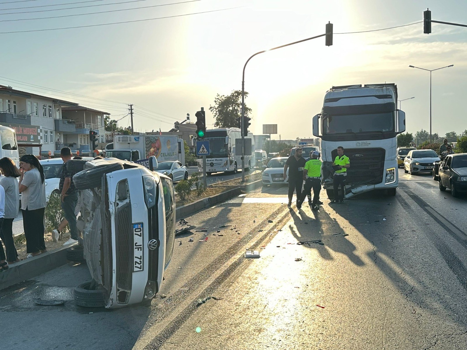 Antalya'da Kırmızı Işıkta Bekleyen Otomobile Çöp Kamyonunun Çarptı : 2 Yaralı 