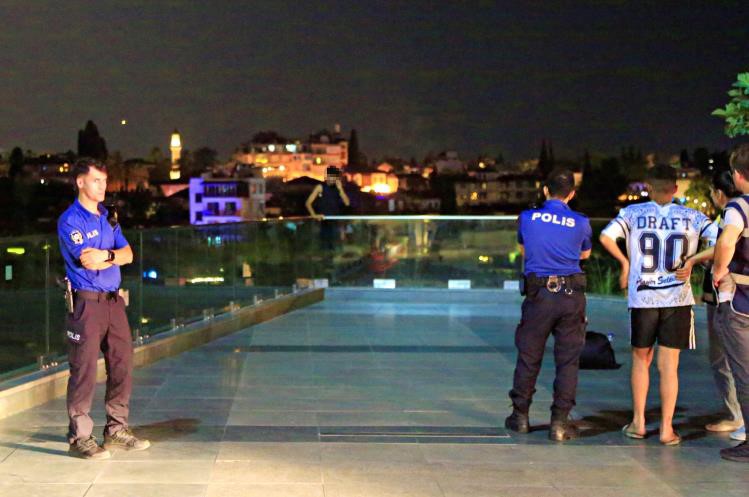 Antalya'da Seyir Terasında İntihara Kalkışan Genci Polis Memuru Kurtardı