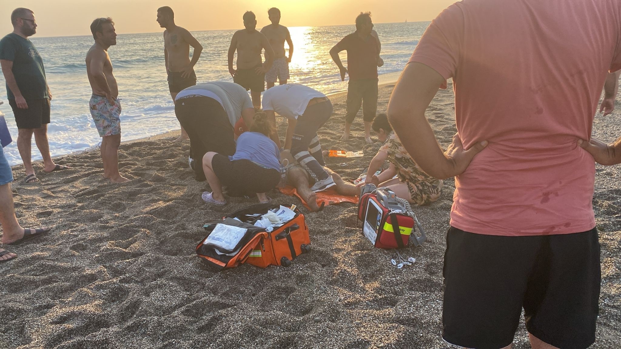 Antalya'da dalgalara kapılan şahıs hayatını kaybetti