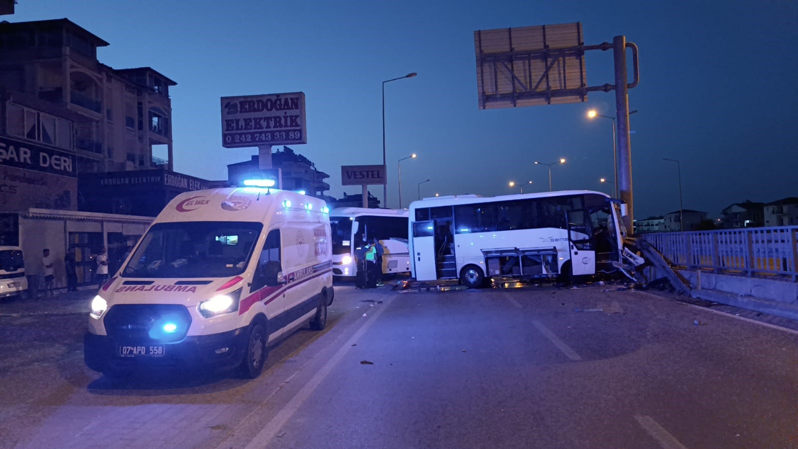 Antalya'nın Manavgat İlçesinde Tur Midibüsü Kaza Yaptı : 1 Ölü 20 Yaralı 