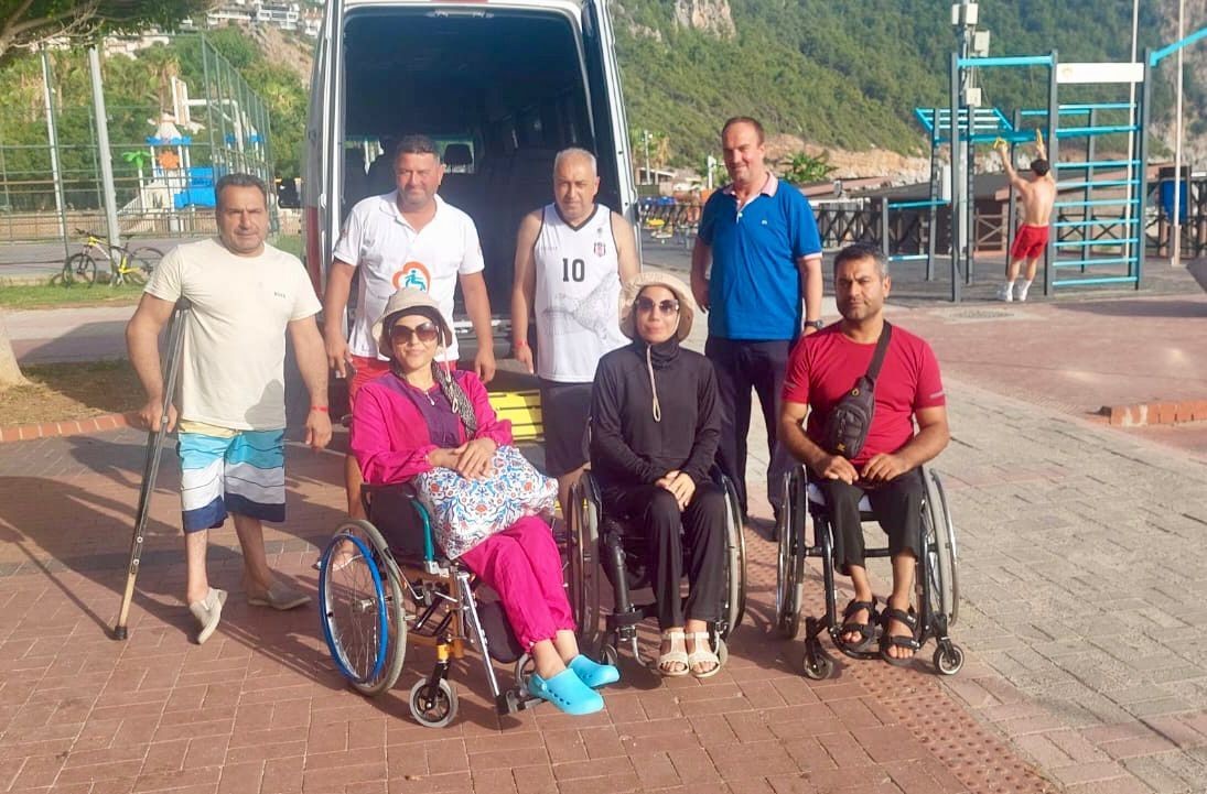  Alanya Belediyesi Engelsiz Halk Plajı Engelli Vatandaşları Denizle Buluşturuyor 