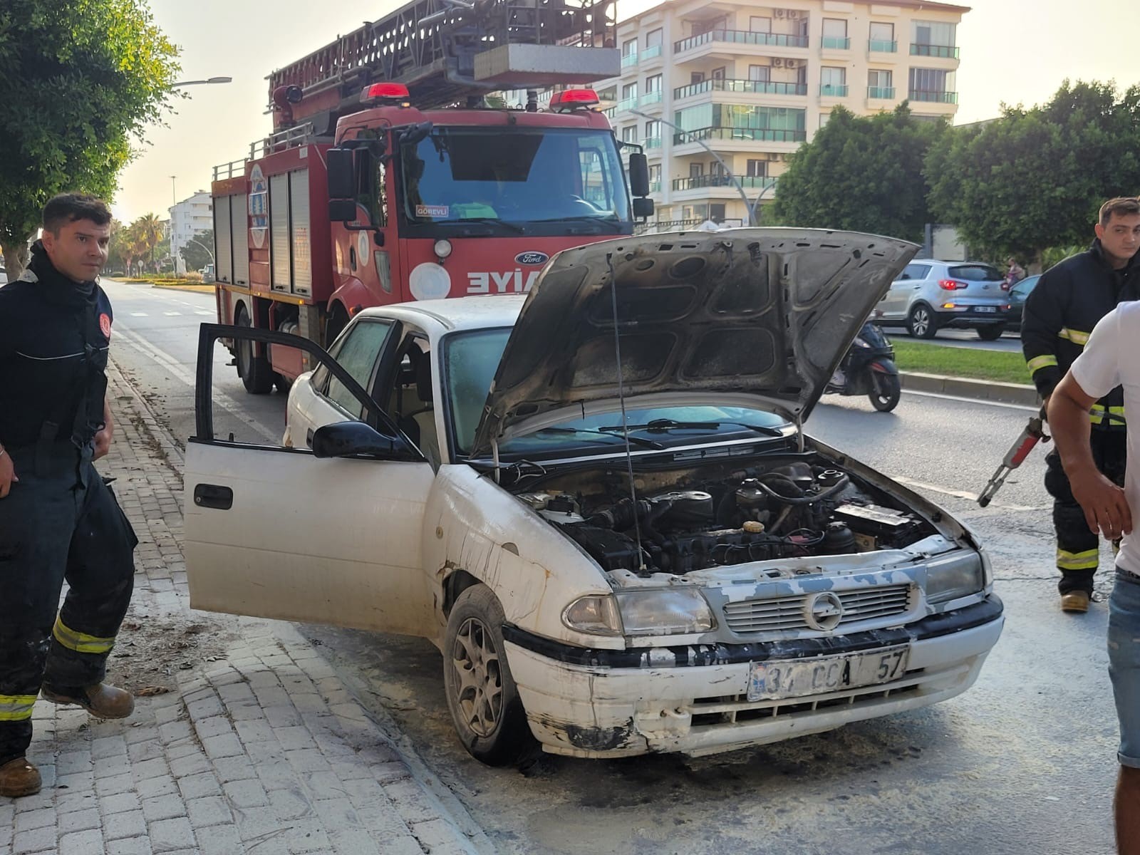 Antalya'nın Gazipaşa İlçesinde Seyir Halinde Olan Otomobilin Motor Kısmında Yangın Çıktı