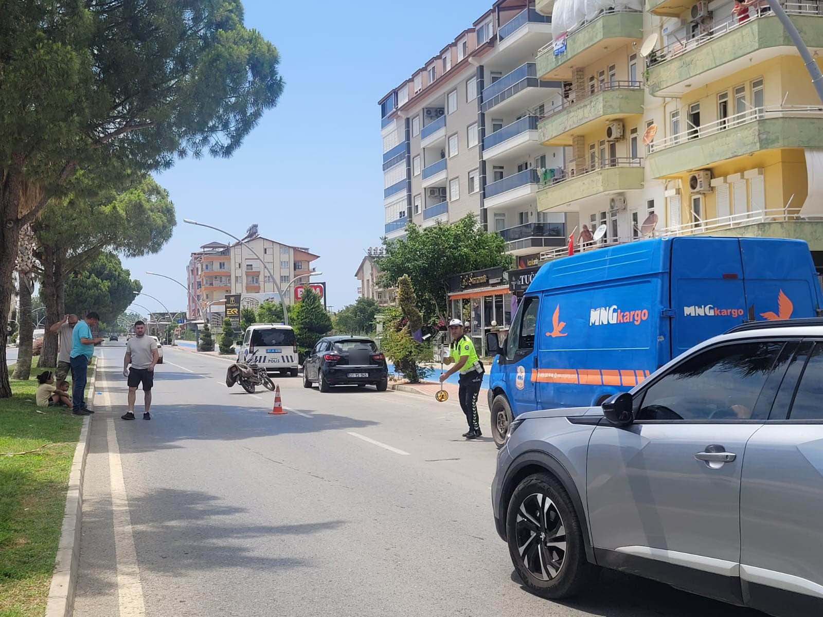 Antalya'nın Gazipaşa ilçesinde Kargo Aracının Açılan Kapısı Motosiklet Sürücüsünü Hastanelik Etti: 1 Yaralı