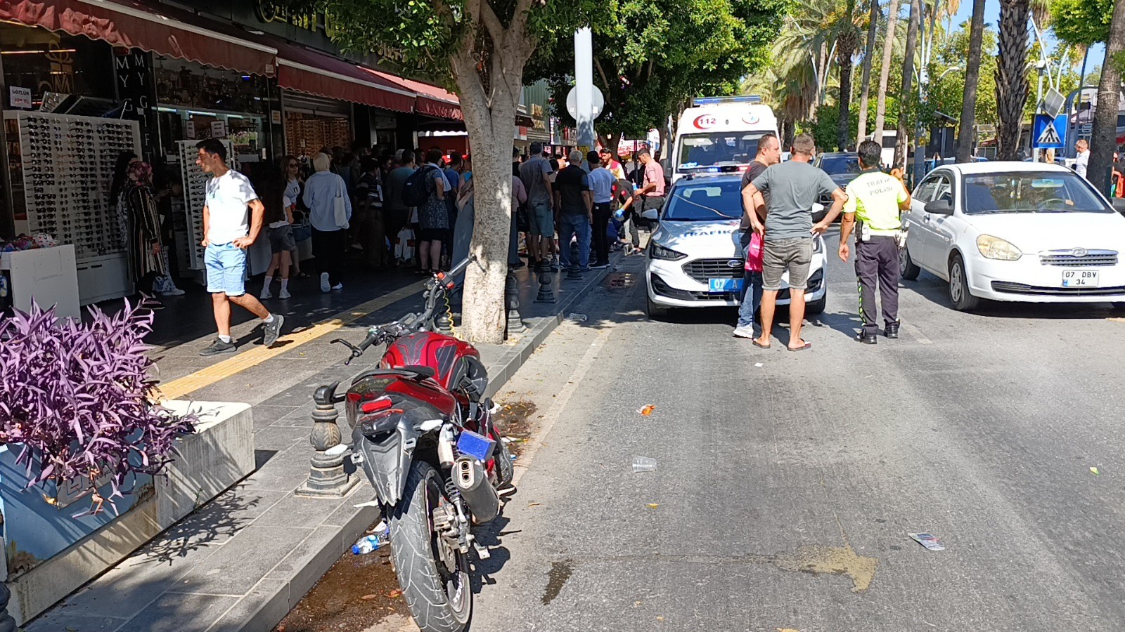 Antalya'nın Manavgat İlçesinde Ehliyetsiz Motosiklet Sürücü Yayaya Çarptı