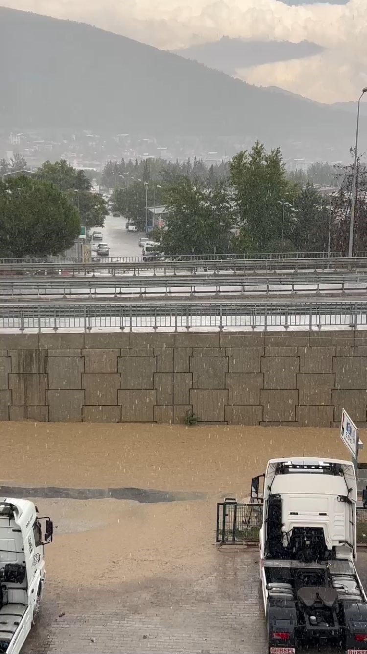 Burdur'un Bucak ilçesinde Sağanak Yağış Etkili Oldu, İş Yerlerini Su Bastı