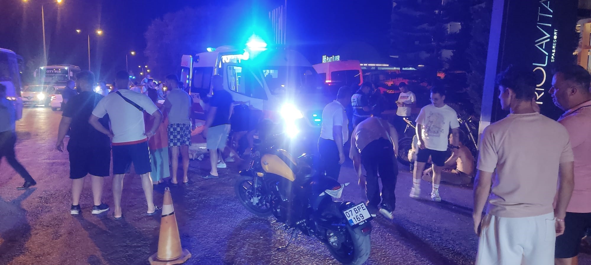  Antalya'nın Manavgat ilçesinde Motosiklet Sürücüsü Rus Turiste Çarptı : 2 Yaralı