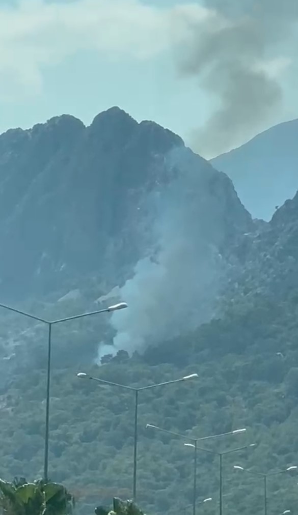 Antalya’da Dağlık Alanda Arazide Orman Yangını Çıktı