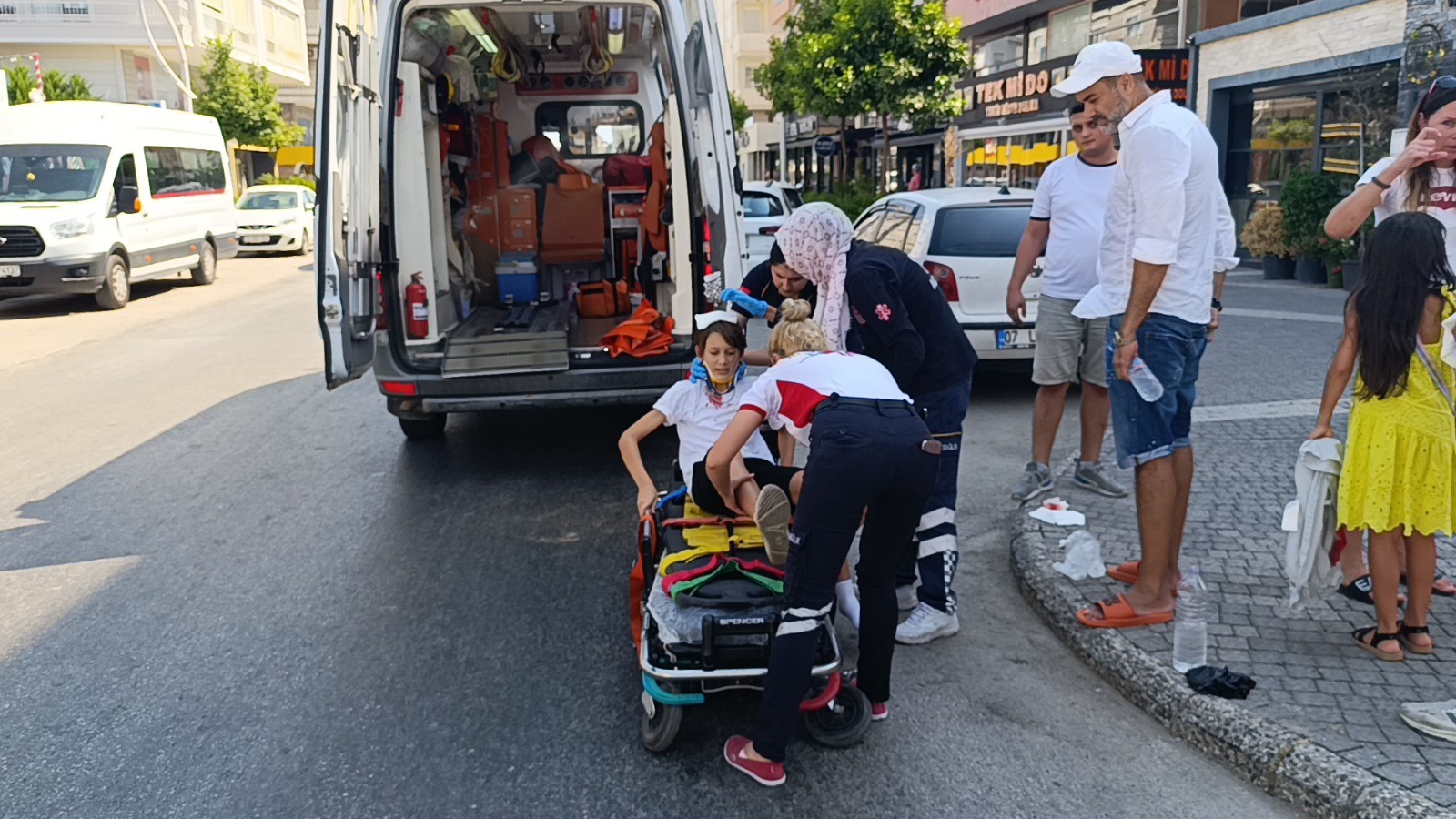 Antalya'nın Manavgat İlçesin'de Yola Fırlayan Turist Çocuğa Otomobil Çarptı