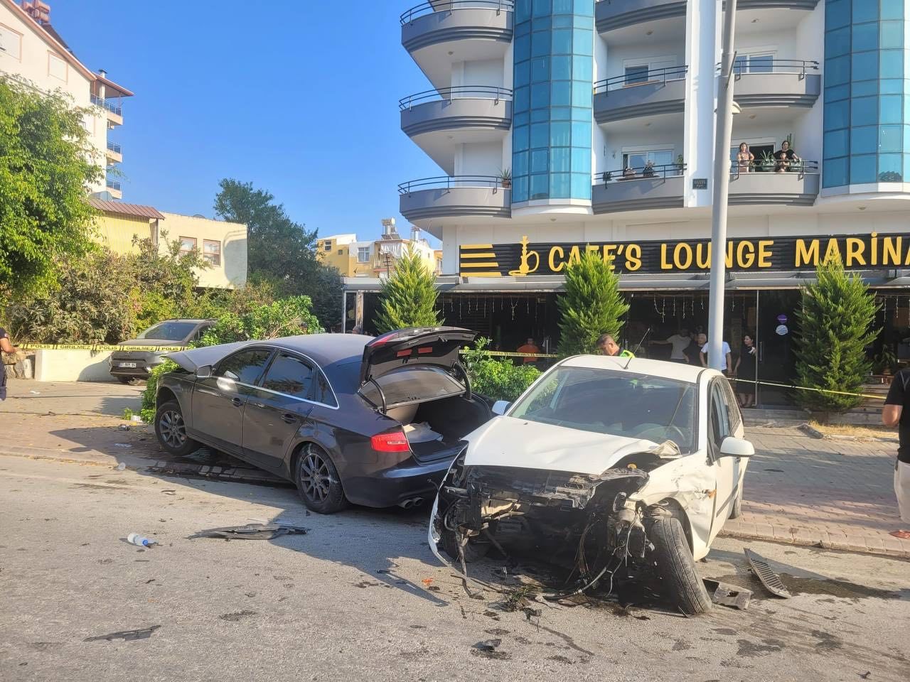  Antalya'da 2 Otomobilin Çarpıştığı Kazada : 3 Yaralı