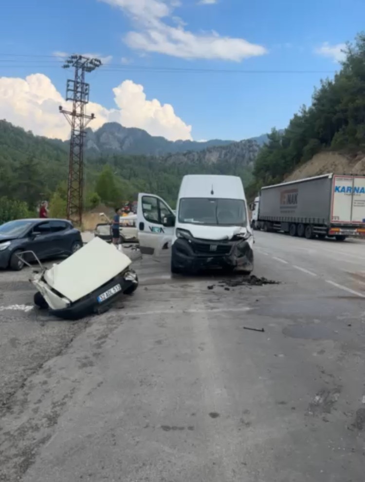 Isparta-Antalya Karayolu'nda 3 aracın karıştığı kazada 7 kişi yaralandı