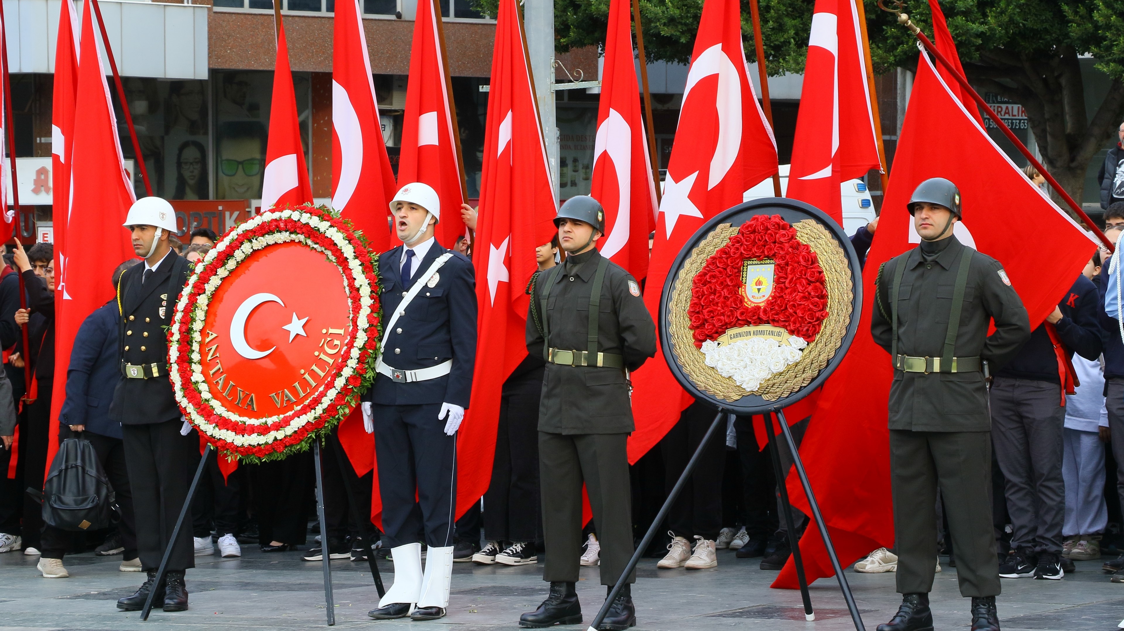 Türkiye Cumhuriyeti'nin kurucusu Gazi Mustafa Kemal Atatürk, 86'ncı ölüm yıl dönümünde Antalya'da anıldı.