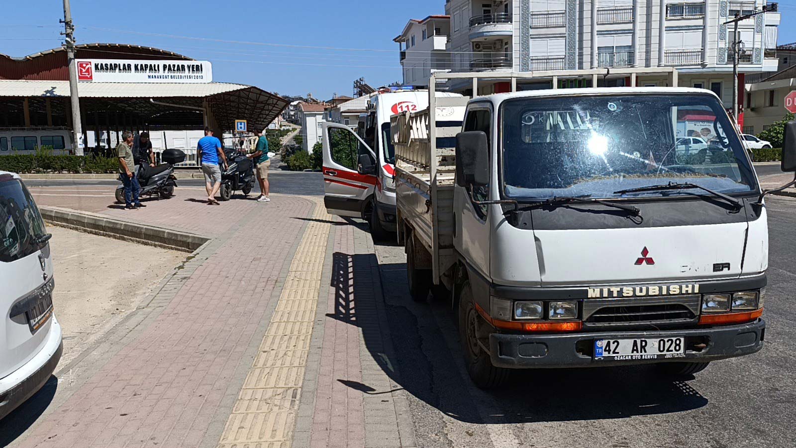 Antalya'nın Manavgat İlçesinde Motosiklet ile Kamyonetin Çarpışması Sonucu :  3 Yaralı