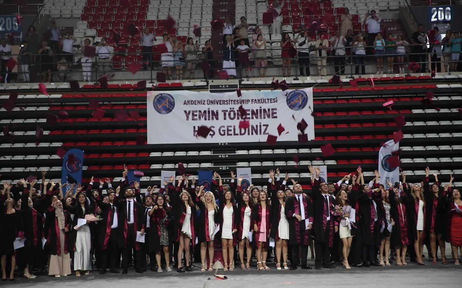 Akdeniz Üniversitesi Tıp Fakültesi’nde 293 Öğrenci Yemin Etti