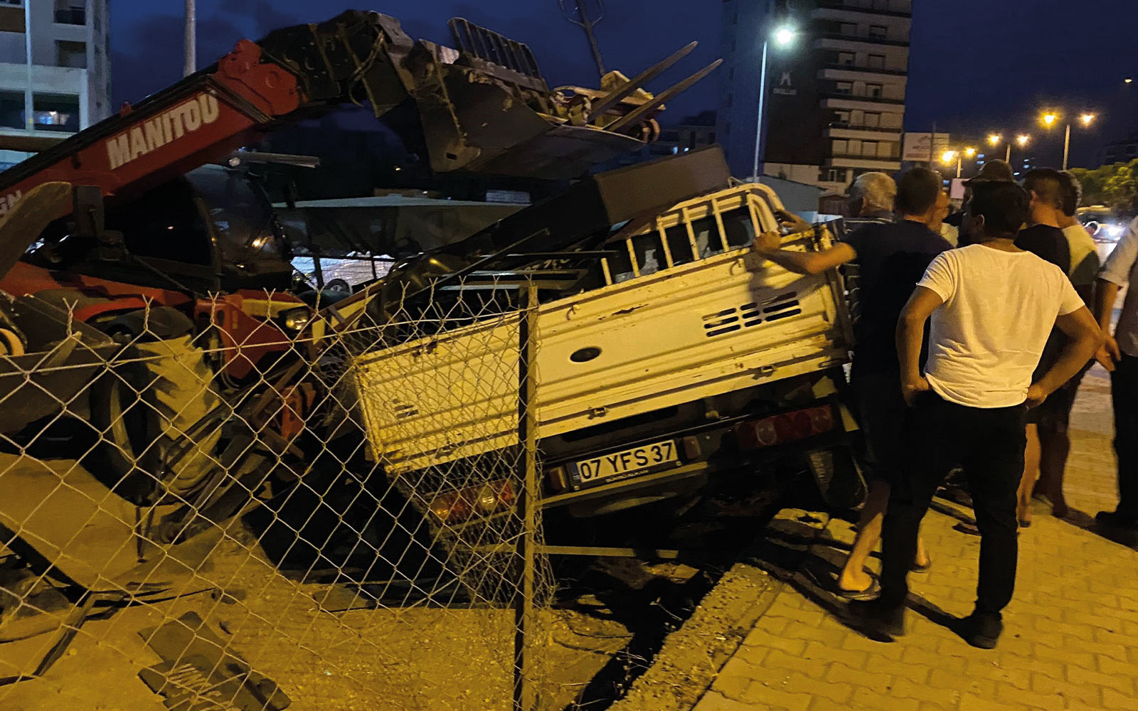 Antalya'nın Serik İlçesinde Yoldan Çıkan Kamyonet Park Halindeki İş Makinesine Çarptı