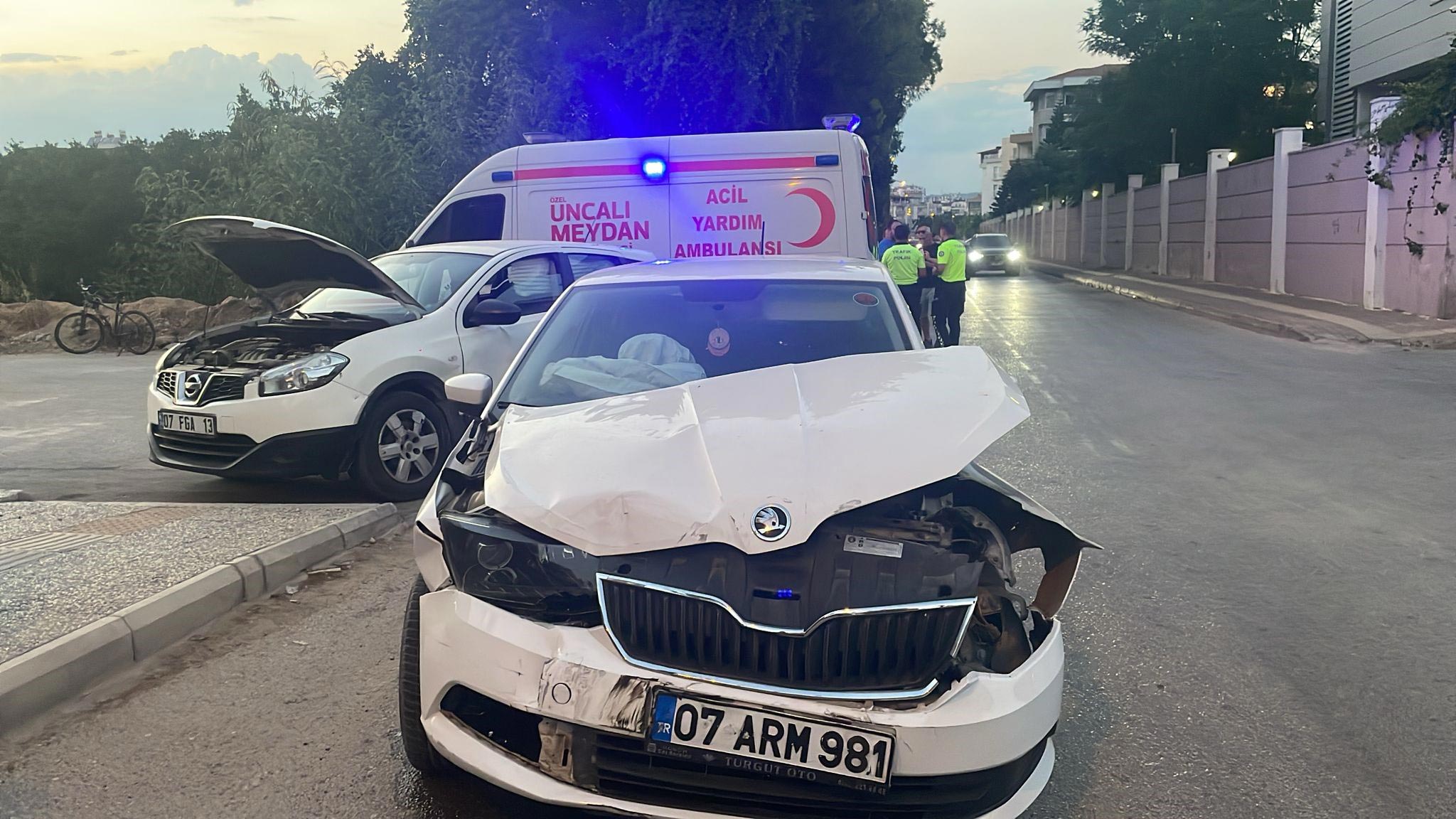 Molla Yusuf Mahallesin'de İki Otomobil Kafa Kafaya Çarpıştı: 1 Yaralı