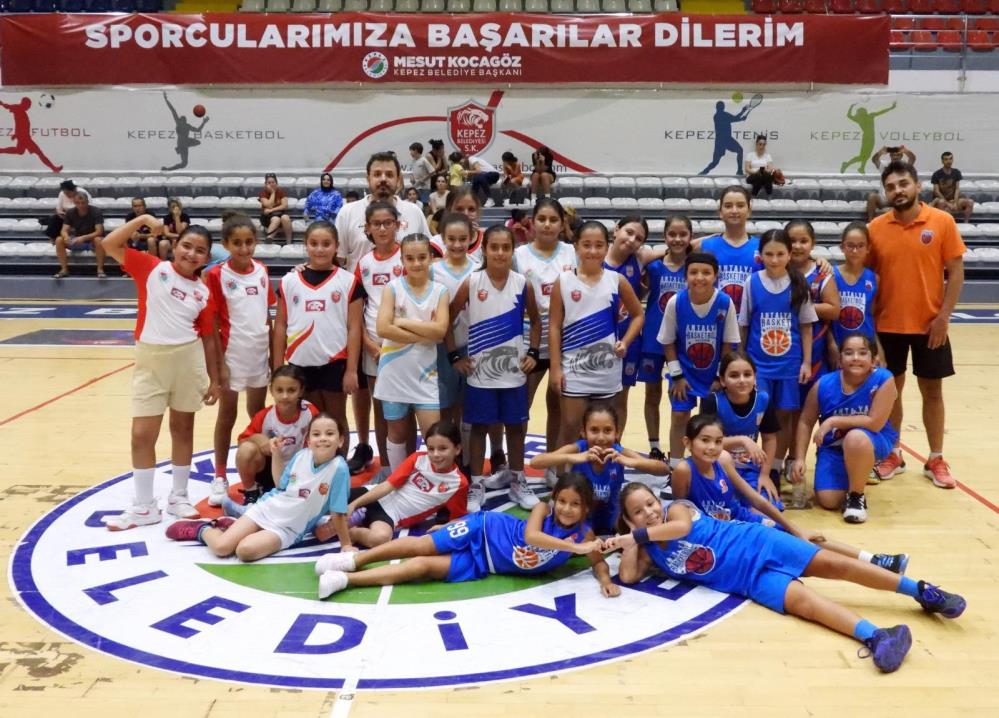 Kepez'de Minik Sporculardan Hazırlık Maçı