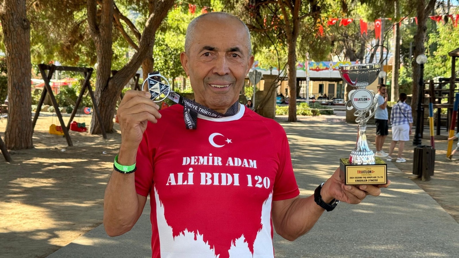 75 yaşındaki Demir Adam, Alanya Triatlonu'ndan 1 kupa ve 1 madalya ile döndü