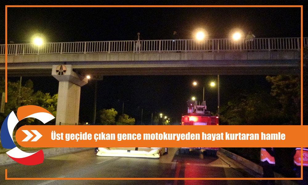 Üst geçide çıkan gence motokuryeden hayat kurtaran hamle