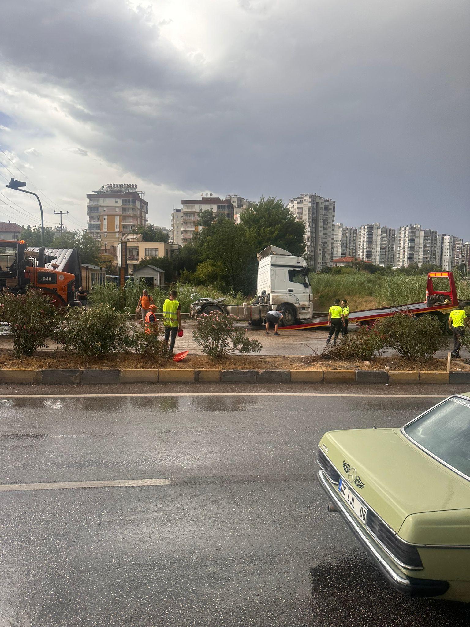 Antalya Uncalı Mezarlığının Önünde Yaşanılan Kaza Kameralara Yansıdı