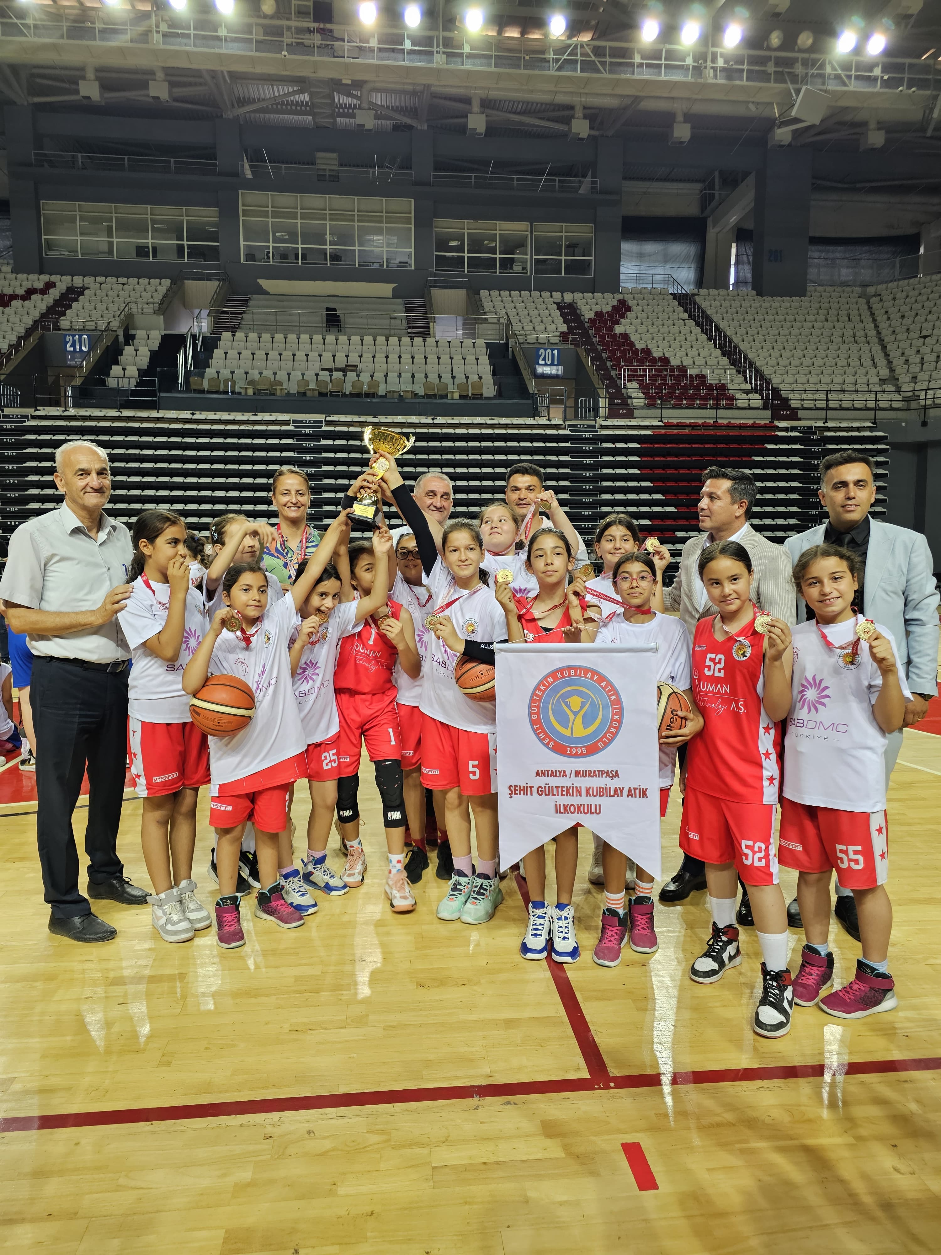 Antalya'da Okullar Arasında Yapılan Basketbol Maçında : Minikler A Kız Ligi Takımı Birinci Oldu