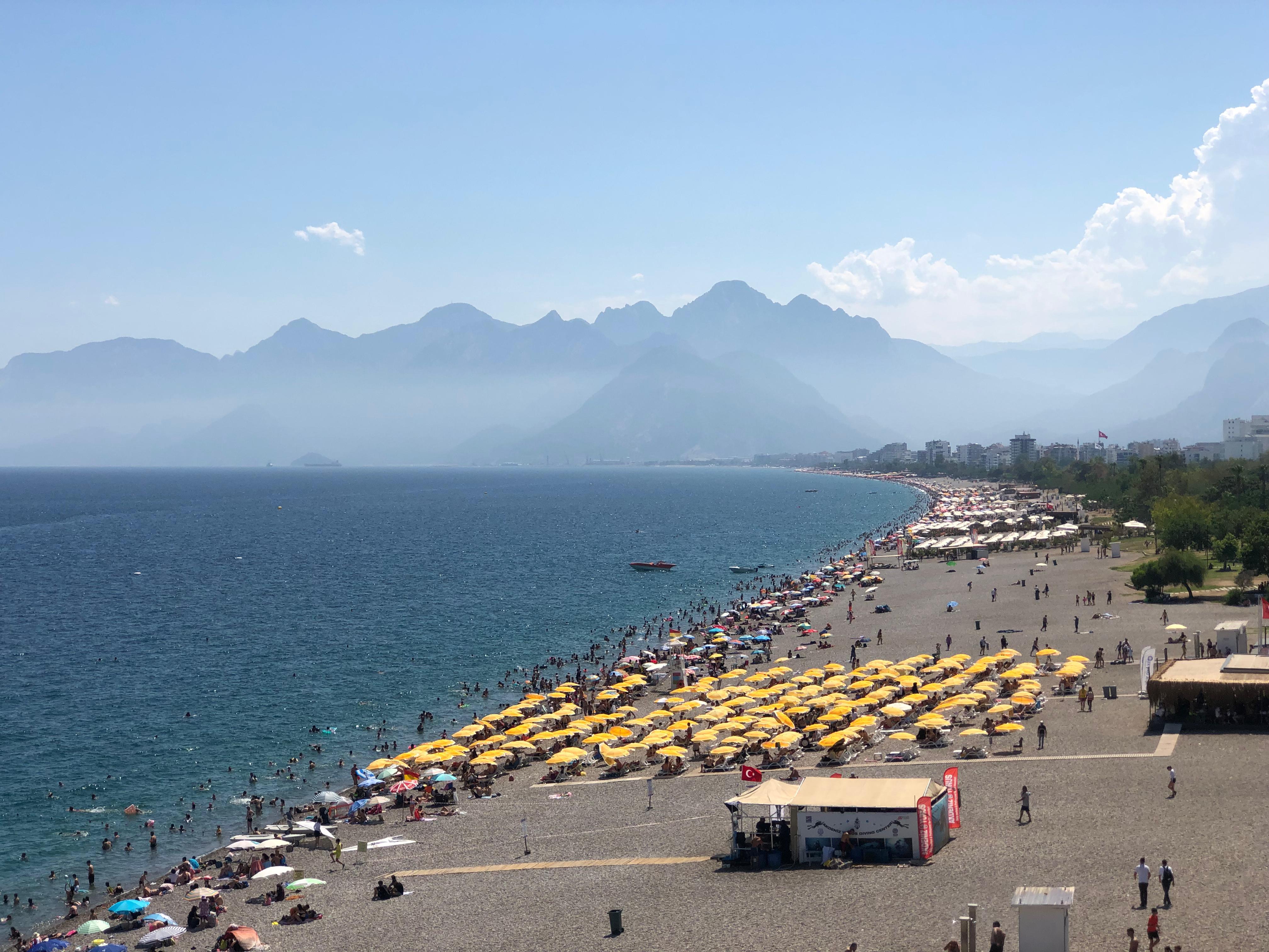 Bayramın son gününde manzara değişmedi dünyaca ünlü Konyaaltı plajına yerli ve yabancı turistler akın etti